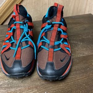 Nike Bowfin sneakers size 9 med.